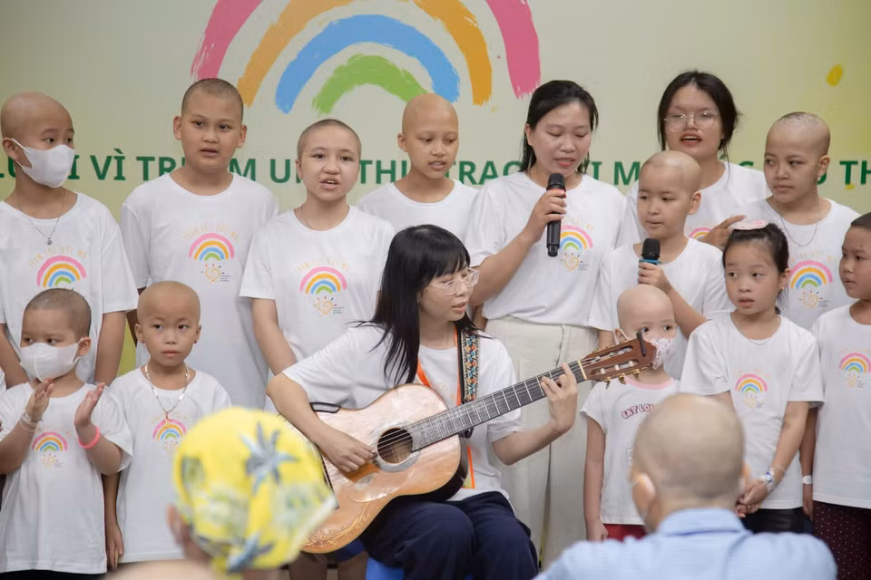 Những bệnh nhân biểu diễn văn nghệ tại Ngày hội. (Ảnh: PV/Vietnam+)