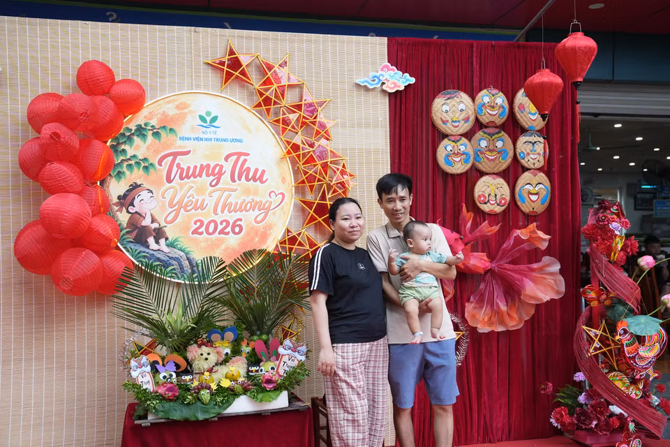 Gia đình một bệnh nhi chụp ảnh kỷ niệm. (Ảnh: PV/Vietnam+)