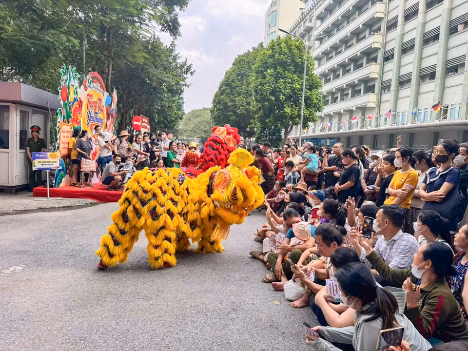 Múa lân dịp Trung thu phục vụ các bệnh nhi tại Bệnh viện Nhi Trung ương. (Ảnh: PV/Vietnam+)