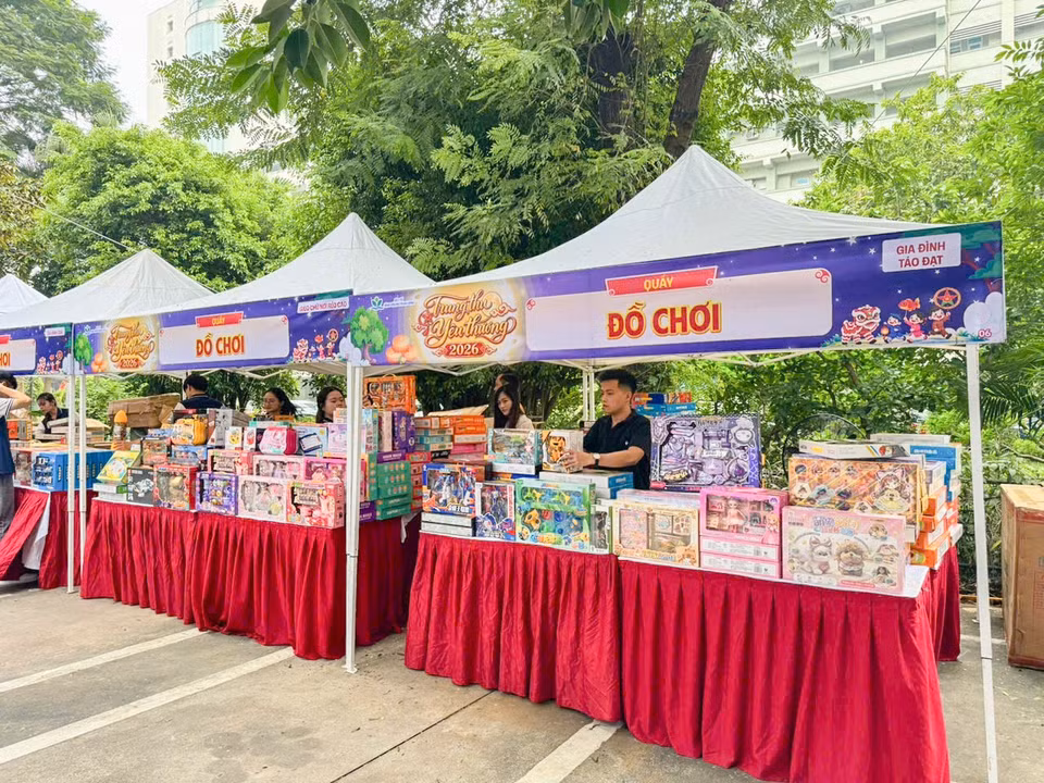 Các gian hàng đồ chơi tặng miễn phí cho các bệnh nhi. (Ảnh: PV/Vietnam+)