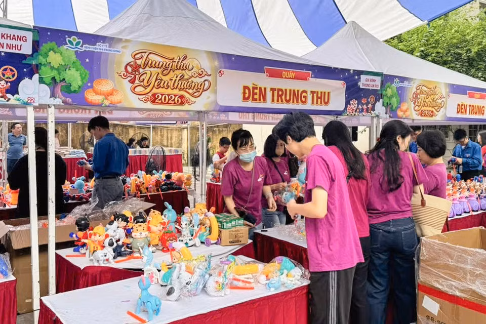 Gian hàng đèn trung thu. (Ảnh: PV/Vietnam+)