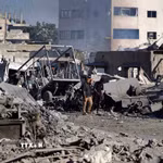 Thiệt hại sau các cuộc không kích của Israel xuống Dải Gaza. (Ảnh: THX/TTXVN phát)