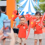 Phụ huynh chụp ảnh lưu niệm cho con trước khi bước vào lớp học tại Trường mầm non Kim Liên (Hà Nội). (Ảnh: Lê Đông/TTXVN)