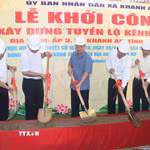 Nghi thức lễ khởi công xây dựng tuyến đường nông thôn xã Khánh An. (Ảnh: Tuấn Phi/TTXVN)