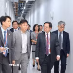 Phó Thủ tướng Hồ Quốc Dũng thăm trung tâm AI của Tập đoàn SK. (Ảnh: Khánh Vân/TTXVN)