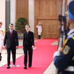 Thủ tướng Lê Minh Hưng và Thủ tướng Liechtenstein Brigitte Haas duyệt Đội danh dự Quân đội Nhân dân Việt Nam. (Ảnh: An Đăng/TTXVN)