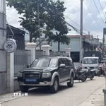 Lực lượng chức năng thành phố Đồng Nai thực hiện phong tỏa hiện trường, lấy lời khai và điều tra nguyên nhân vụ án mạng. (Ảnh: Lê Xuân/TTXVN)