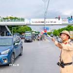Lực lượng Cảnh sát giao thông Thủ đô phân luồng, điều tiết phương tiện tại ngã ba Ngọc Hồi-Thường Tín trong ngày đầu kỳ nghỉ Quốc khánh 2/9. (Ảnh: Trung Nguyên/TTXVN)