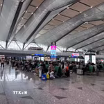 Hành khách chờ tàu tại một nhà ga ở Trung Quốc. (Ảnh: Hải Yến/TTXVN)