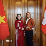 Ủy viên Trung ương Đảng, Phó Chủ tịch Quốc hội Nguyễn Thị Thanh và Phó Chủ tịch thứ nhất Hạ viện Thụy Sĩ Katja Christ. (Ảnh: Anh Hiển/TTXVN)