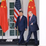 Tổng thống Mỹ Donald Trump (phải) đón Chủ tịch Trung Quốc Tập Cận Bình tại Nhà Trắng ở Washington, D.C., ngày 24/9/2026. (Ảnh: THX/TTXVN phát)