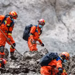 Lực lượng cứu hộ tìm kiếm nạn nhân sau lũ quét tại khu vực Gyirong thuộc Khu tự trị Tây Tạng, Trung Quốc. (Ảnh: THX/TTXVN phát)