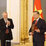 Nghệ sỹ Nhân dân Liên bang Nga Valery Gergiev, Chủ tịch Hội đồng Giám khảo Giải thưởng Hòa bình Lev Tolstoy trao Giải thưởng Hoà bình Lev Tolstoy năm 2026 cho Tổng Bí thư, Chủ tịch nước Tô Lâm. (Ảnh: Thống Nhất/TTXVN)
