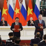 Tổng Bí thư, Chủ tịch nước Tô Lâm và Tổng thống Nga Vladimir Putin chứng kiến Lễ trao văn kiện hợp tác giữa hai nước. (Ảnh: Thống Nhất/TTXVN)