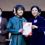 Bà Ngô Phương Ly - Phu nhân Tổng Bí thư, Chủ tịch nước Tô Lâm - trao giải thưởng cho các sinh viên có thành tích xuất sắc. (Ảnh: Tâm Hằng/TTXVN)