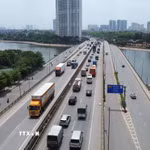 Các phương tiện di chuyển trên đường Vành đai 3 trên cao. (Ảnh: Quốc Khánh/TTXVN)