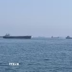 Tàu thuyền di chuyển qua eo biển Hormuz. (Ảnh: THX/TTXVN)