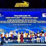 Phó Tổng Giám đốc TTXVN Nguyễn Thị Sự và Phó Tổng Giám đốc Tập đoàn Đường sắt Quốc gia Việt Nam Nguyễn Quốc Vượng trao giải cho các tác giả đoạt giải Video Spotlight Dặm dài đất nước. (Nguồn: Vietnam+)