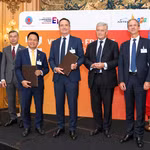 Ông Nguyễn Ngọc Nghị, Phó Tổng Giám đốc T&T Group, Chủ tịch T&T Energy Group và Ông Arnaud Lenail Chouteau, Phó Chủ tịch Cấp cao kiêm Tổng Giám đốc TotalEnergies Gas & Power Activities trao biên bản ghi nhớ về hợp tác phát triển Dự án điện khí LNG Long Sơn. (Ảnh: Anh Chiến/Vietnam+)