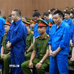 Các bị cáo nghe Tòa tuyên án. (Ảnh: Kim Anh/TTXVN)