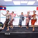 Sinh viên Lào tại Việt Nam biểu diễn tại buổi kỷ niệm Quốc khánh Lào. (Ảnh: Xuân Khu/TTXVN)