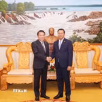 Thượng tướng Vanthong Kongmani, Bộ trưởng Bộ Công an Lào gặp Đại tướng Lương Tam Quang, Bộ trưởng Bộ Công an Việt Nam. (Ảnh: TTXVN phát)