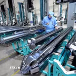 Chế tạo vật liệu sản xuất pin năng lượng mặt trời tại Công ty TNHH JA Solar Việt Nam, vốn đầu tư của Hong Kong (Trung Quốc) tại khu công nghiệp Quang Châu (Bắc Giang). (Ảnh: Danh Lam/TTXVN)