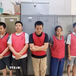 Các đối tượng tại Cơ quan điều tra. (Ảnh: TTXVN phát)