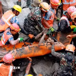 Lực lượng cứu hộ giải cứu một công nhân bị mắc kẹt sau thảm họa lũ quét tại Rasuwa, Nepal, ngày 4/9/2026. (Ảnh: THX/TTXVN phát)