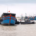 Tàu cá ra vào tại cảng cá La Gi. (Ảnh: Nguyễn Thanh/TTXVN)