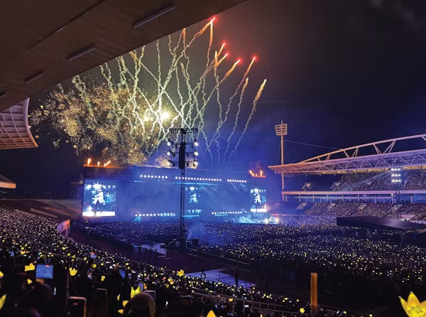 Mỹ Đình đẹp nghẹt thở đêm cuối BIGBANG: Pháo hoa rợp trời, sáng rực 