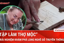 Du khách tỉ mẩn tập khắc gỗ, trải nghiệm cảm giác làm thợ mộc làng nghề