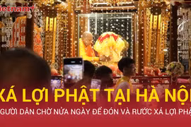 Người dân chờ gần nửa ngày để đón và cung rước xá lợi Phật tại Hà Nội 