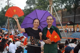 Cựu chiến binh, người già, người trẻ cùng "cắm trại" chờ diễu binh diễu hành