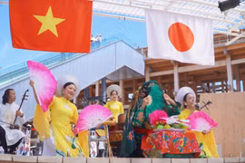 Tại triển lãm năm nay diễn ra tại Osaka, giọng ca Trang Bùi mang tới nhiều ca khúc mang bản sắc dân tộc. (Ảnh: CTV/Vietnam+)