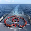 Hàng năm, kiều bào vẫn lên “Chuyến tàu Đại đoàn kết” đến với Trường Sa và nhà giàn để động viên quân dân nơi đầu sóng ngọn gió. (Ảnh: Đỗ Huy/Vietnam+)