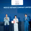 Đại diện Nestlé Việt Nam nhận chứng nhận "Top 10 Doanh nghiệp FDI tiêu biểu" tại hạng mục Phát triển Chuỗi giá trị Nông nghiệp bền vững tại Golden Dragon Awards 2026. (Ảnh: PV/Vietnam+)