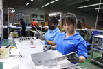 Doanh nghiệp tại Khu Công nghiệp Phố Nối A áp dụng công nghệ vào sản xuất. (Ảnh Mạnh Khánh/TTXVN)