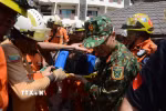 Lực lượng cứu hộ của Việt Nam, Myanmar và Thổ Nhĩ Kỳ đưa nạn nhân ra xe cứu thương. (Ảnh: Vũ Hùng/TTXVN phát)