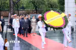 Nhà vua Thái Lan Maha Vajiralongkorn Phra Vajiraklaochaoyuhua và Hoàng hậu Suthida Bajrasudhabimalalakshana đến đặt vòng hoa tại Đài tưởng niệm các Anh hùng liệt sỹ trên đường Bắc Sơn (Hà Nội). (Ảnh: An Đăng/TTXVN)