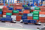 Xe chở container hàng hóa hoạt động tại Tân Cảng Cát Lái, Thủ Đức, Thành phố Hồ Chí Minh. (Ảnh: Hồng Đạt/TTXVN)