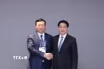 Chủ tịch nước Lương Cường tiếp Chủ tịch Tập đoàn Lotte Shin Dong-bin. (Ảnh: Lâm Khánh/TTXVN)