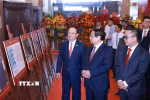 Thủ tướng Phạm Minh Chính tham quan trưng bày ảnh về quá trình hình thành và phát triển của Đài Tiếng nói Việt Nam. (Ảnh: Dương Giang/TTXVN)