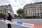 Cảnh sát phong tỏa hiện trường một vụ bạo lực ở Paris, Pháp. (Ảnh: THX/TTXVN phát)