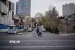 Người dân di chuyển trên đường phố tại Tehran, Iran. (Ảnh: THX/TTXVN)