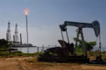 Một giàn khoan dầu trên hồ Maracaibo ở Cabimas, Venezuela. (Nguồn: Bloomberg)
