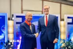 Thừa ủy quyền của Tổng thống Cộng hòa Pháp, Đại sứ Pháp tại Việt Nam Olivier Brochet trân trọng trao Huân chương Bắc đẩu Bội tinh tặng Đại sứ Đinh Toàn Thắng. (Ảnh: Việt Đức/TTXVN)