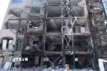 Tòa nhà bị phá hủy sau cuộc không kích tại Tehran, Iran. (Ảnh: THX/TTXVN phát)