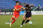 Nỗ lực đi bóng của Đình Bắc (số 7) U23 Việt Nam. (Nguồn: AFC/TTXVN)