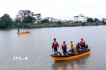 Lực lượng chức năng và Đội Cứu hộ 116 tìm kiếm quân nhân và nạn nhân mất tích. (Ảnh: Đinh Văn Nhiều/TTXVN)